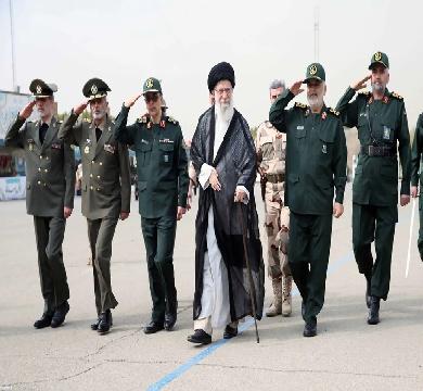 الحرس الثوري الإيراني يُجبر سفن علي العودة من مضيق هرمز مع إطلاق النار